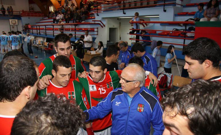 Fran Teixeira dando instrucciones, en un tiempo muerto, a sus jugadores