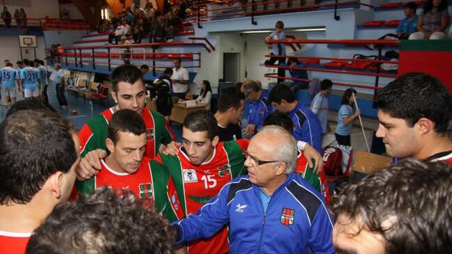 Fran Teixeira dando instrucciones, en un tiempo muerto, a sus jugadores