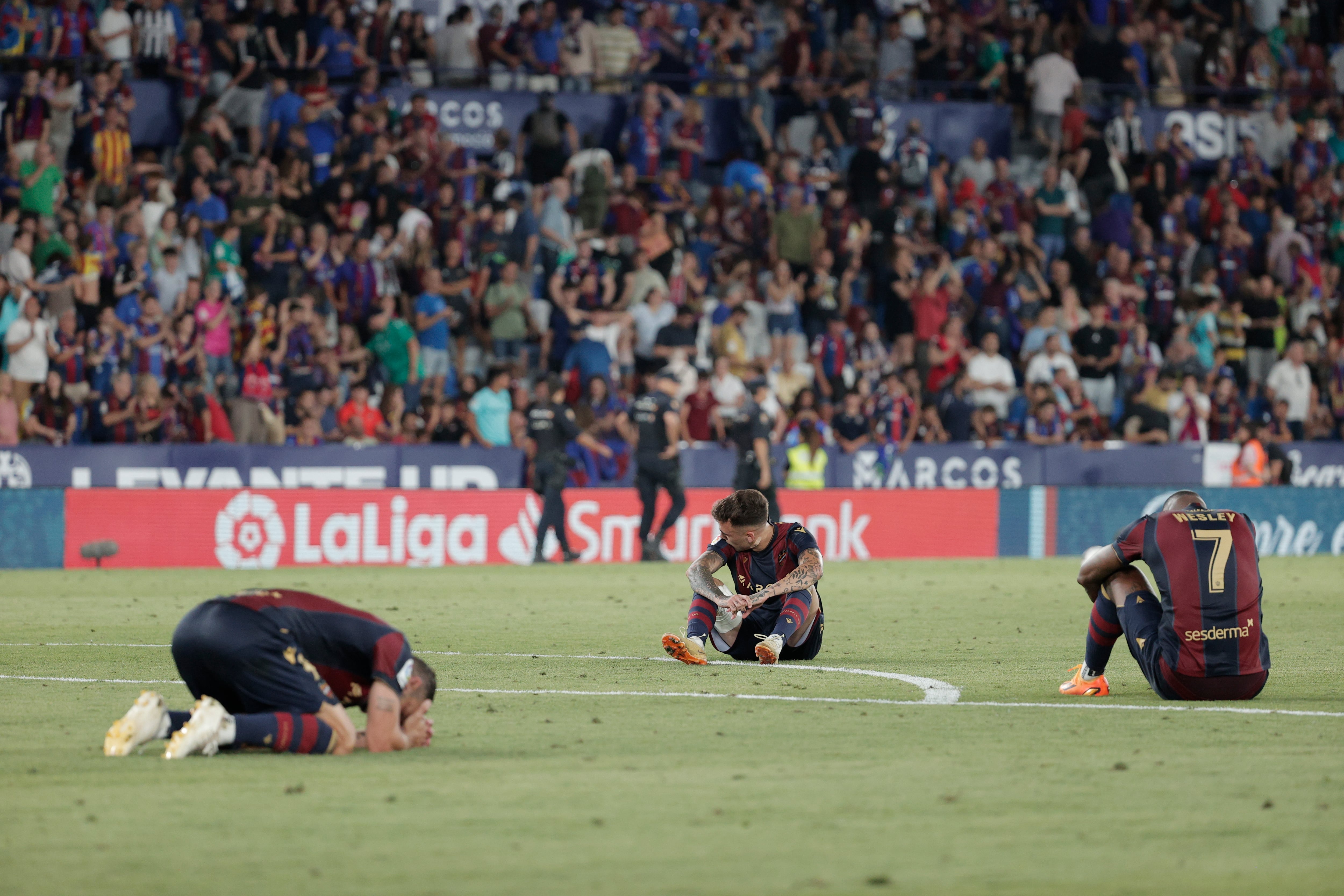 VALENCIA, 17/06/2023.- Los jugadores del Levante se lamentan por su derrota ente el Alavés, que les elimina la oportunidad de ascender a Primera División, este sábado en el estadio Ciutat de Valencia. EFE/Manuel Bruque
