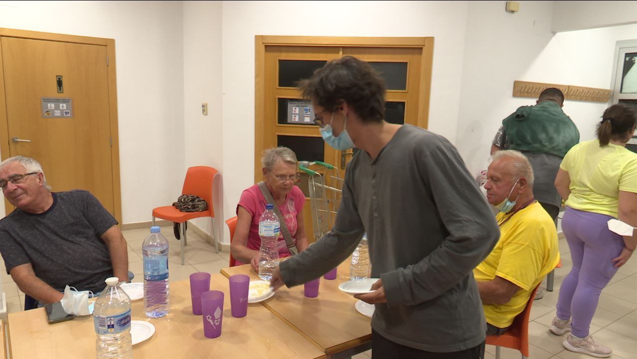 Vecinos realojados en el edificio de La Fonda de Potries anoche.