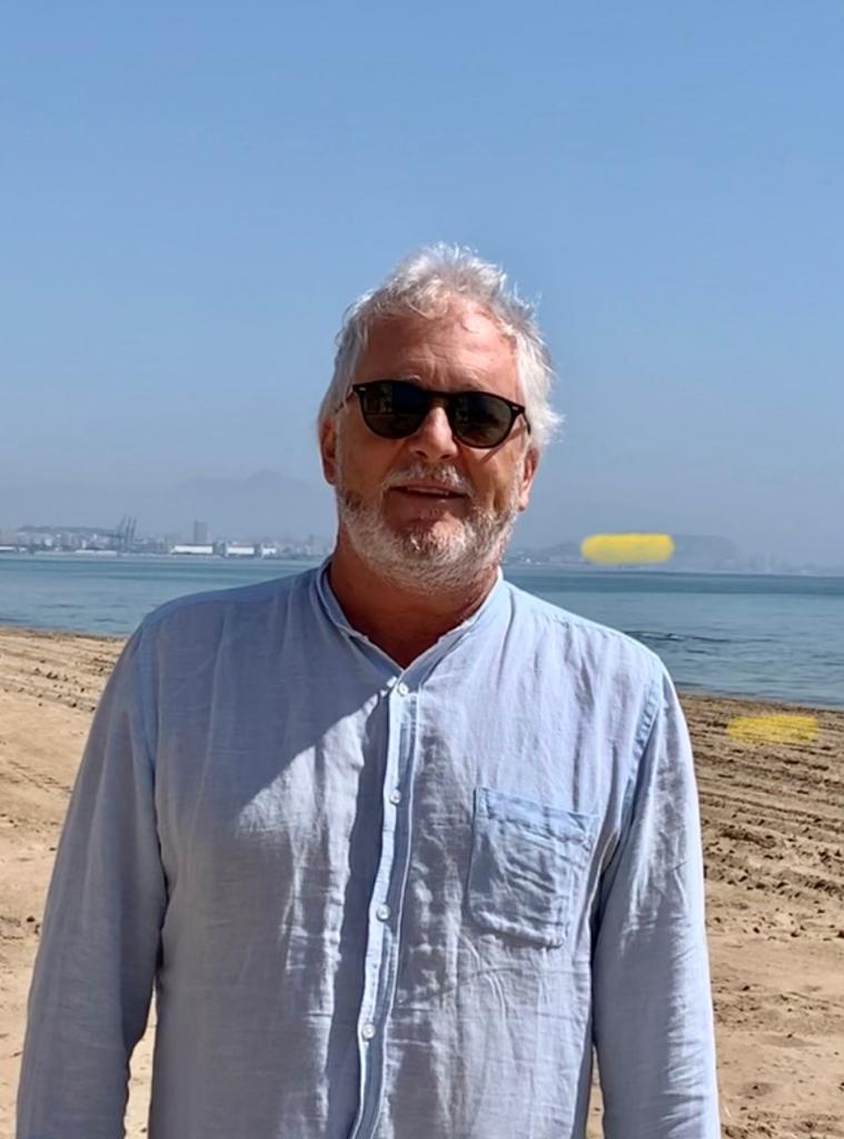 Héctor Abad Faciolince, en la playa de Alicante