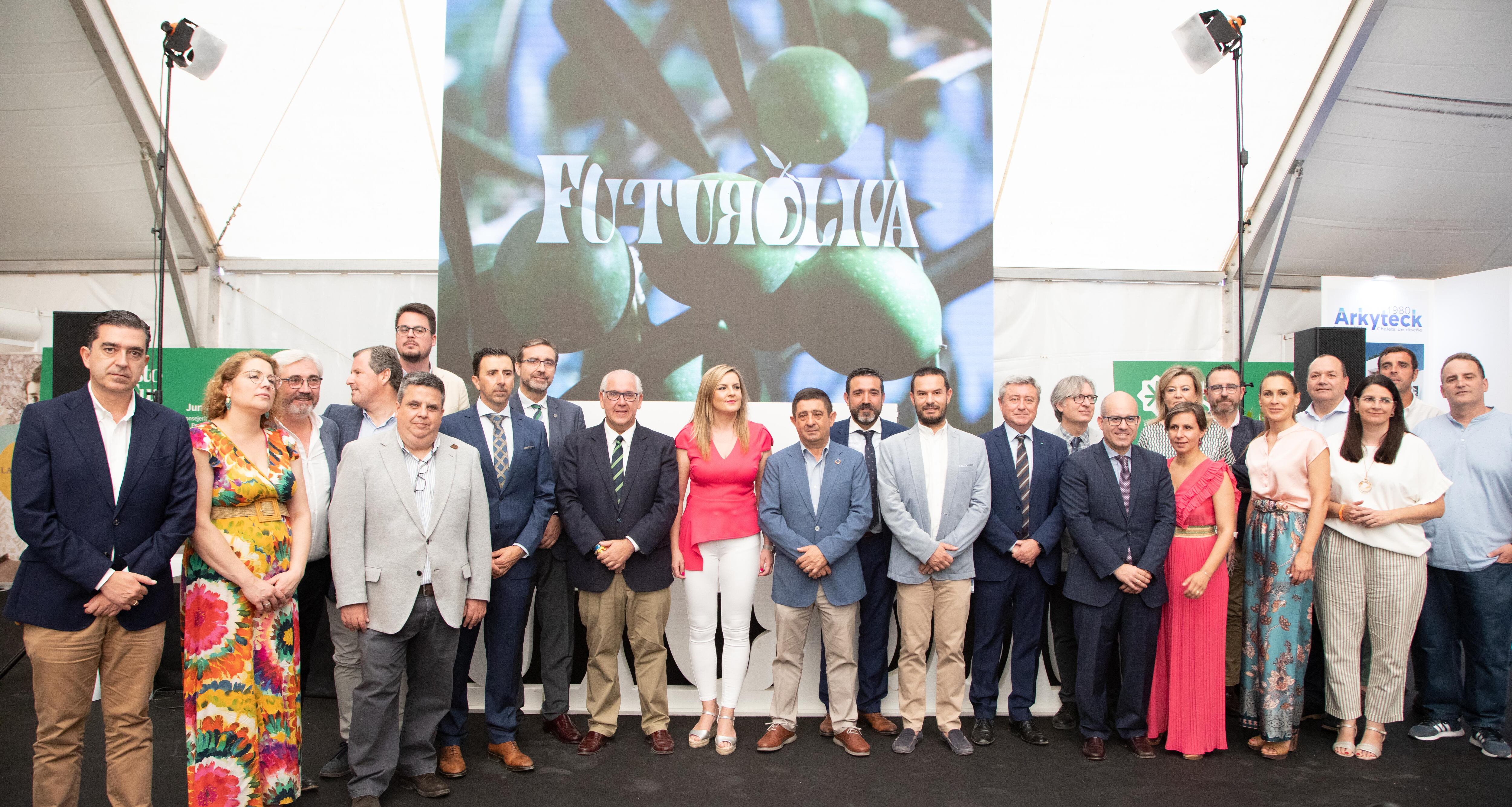 Diferentes autoridades y organizadores durante la inauguración de Futuroliva 2022.