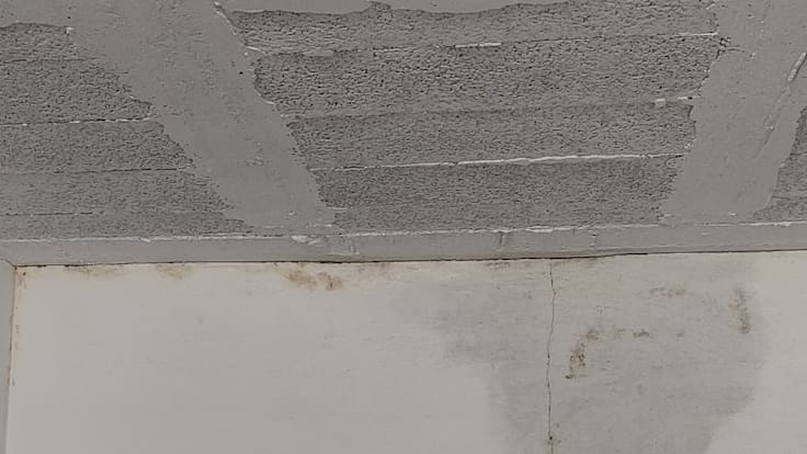 Entrevista a varios vecinos del Plan Vive de Alcorcón que denuncian humedades y desperfectos en sus viviendas