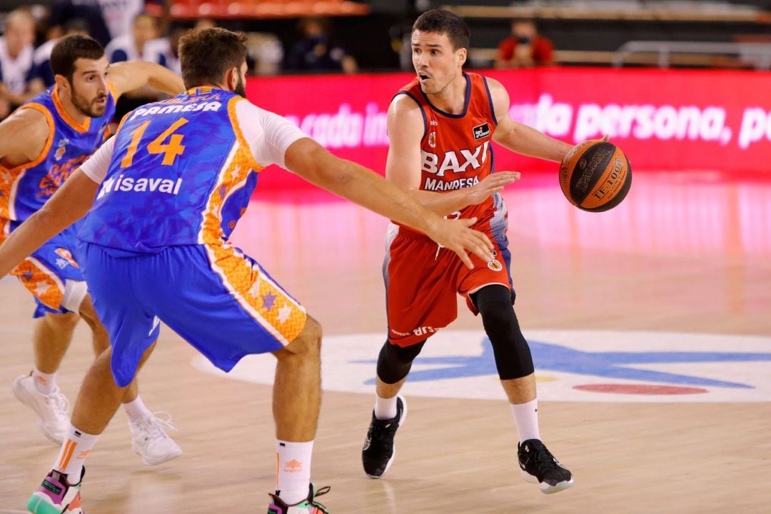 GRAF1785. MANRESA (BARCELONA), El jugador del Baxi Manresa Daniel Pérez (d) juega un balón ante Bojan Dubljevic, del Valencia Basket, durante el partido de la Liga ACB de baloncesto que disputan esta noche en el Nou Congost de Manresa, en Barcelona. EFE, Susanna Sáez