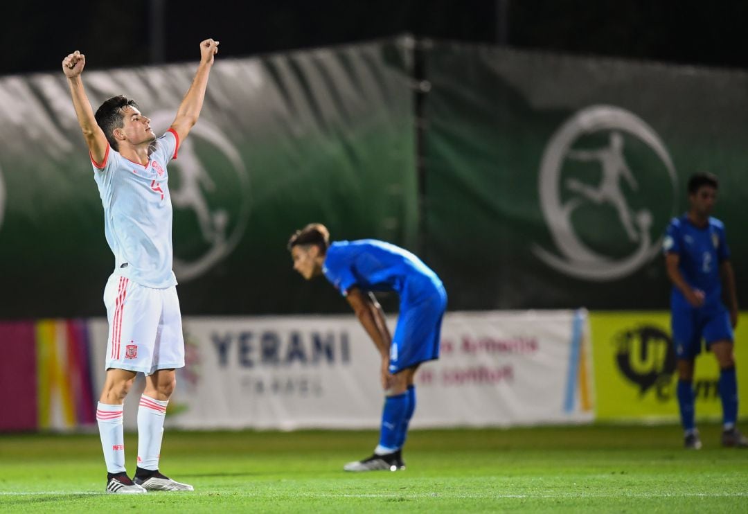 Hugo Guillamón celebra el pase a semifinales ante la decepción de los italianos