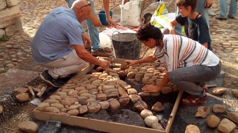 Los hermanos Seoane hicieron una demostración 'in situ' sobre cómo recuperar la plaza del Grano
