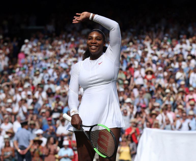 La tenista estadounidense Serena Williams celebra la victoria conseguida ante la alemana Julia Görges, en la semifinal del torneo de Wimbledon, en Londres.