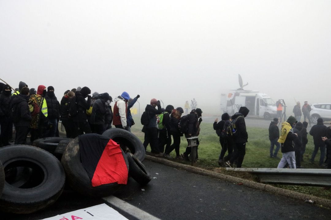 CDR de Lleida abandonan la protesta en la A-2 , en Alcarràs, despues de mantener cortada cuatro horas la vía en ambos sentidos  