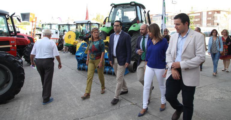 El alcalde de Alcalá La Real, Carlos Hinojosa, junto a otras autoridades durante la inauguración de la feria.