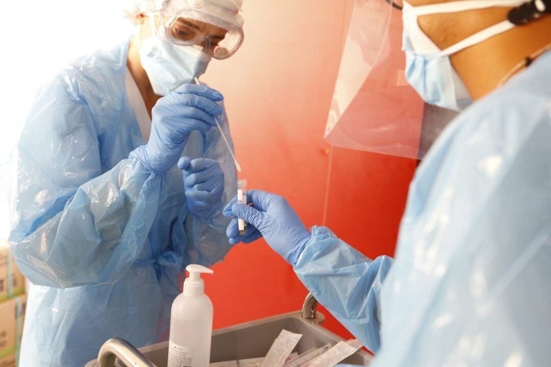 Un sanitario realiza una pruebas PCR
