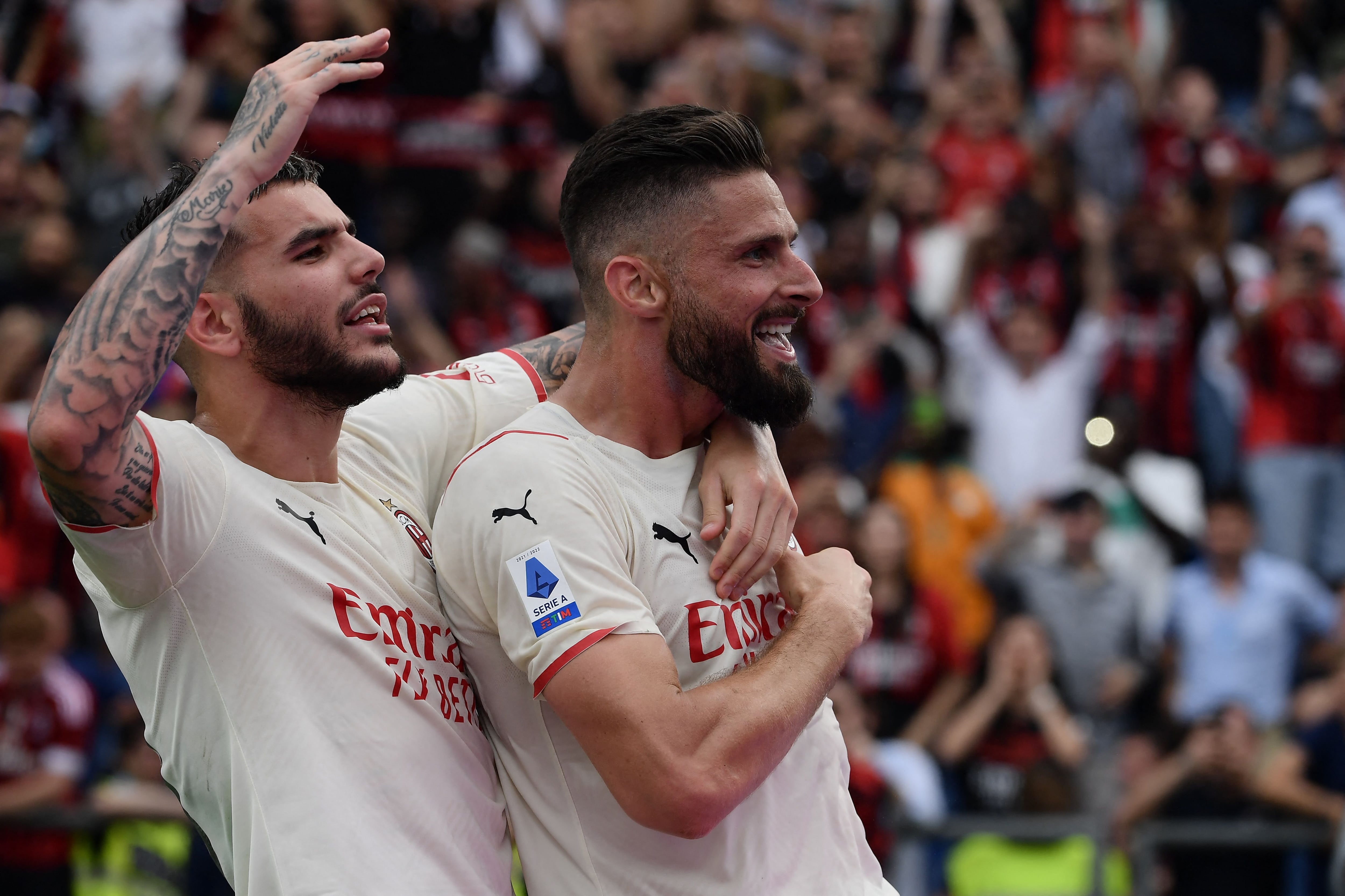 Theo Hernández abraza a Oliver Giroud en un partido del A.C. Milán