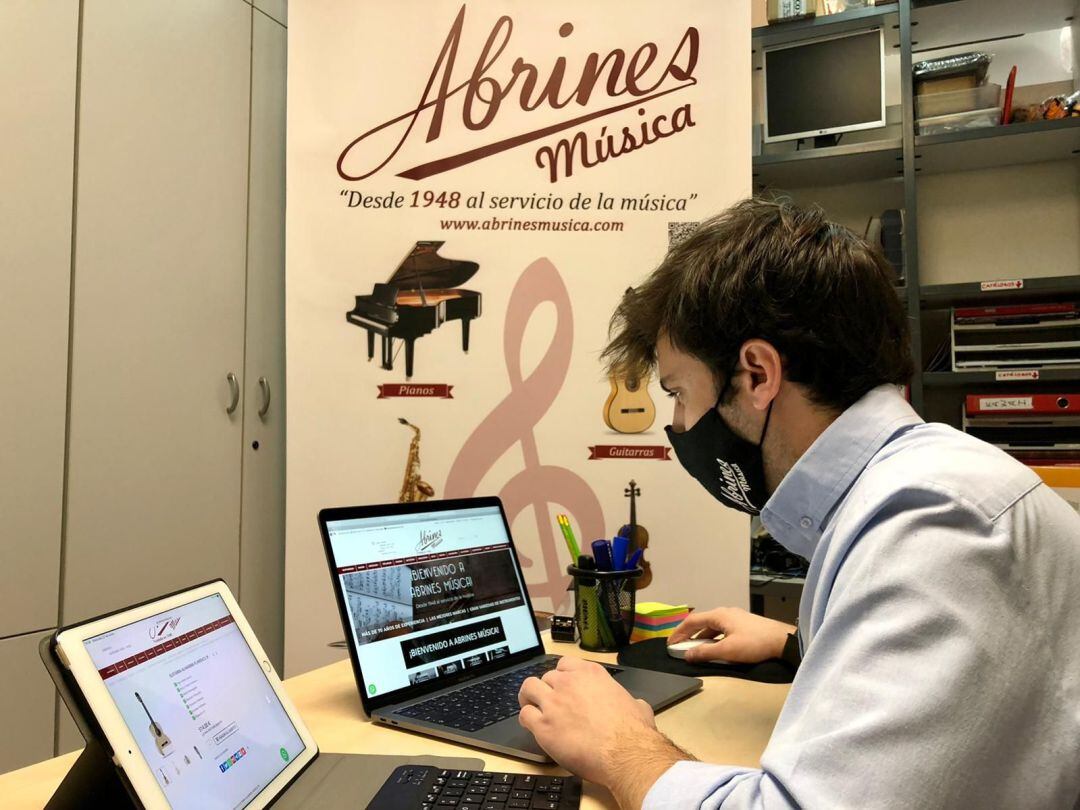 Fede Abrines, ateniendo la nueva tienda virtual del negocio familiar