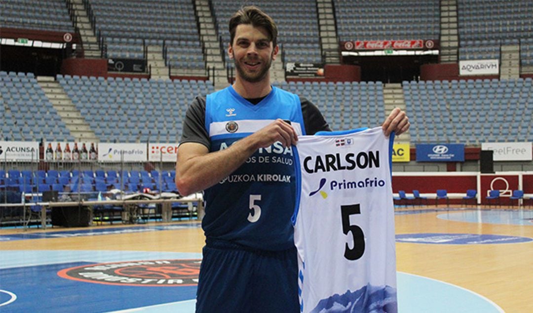 Mike Carlson posa con su camiseta en Illunbe