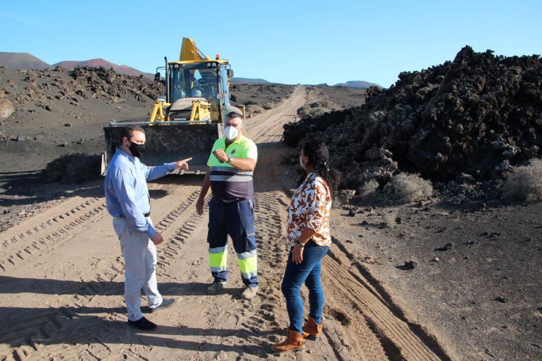 El alcalde de Yaiza, Óscar Noda, visitando las obras.