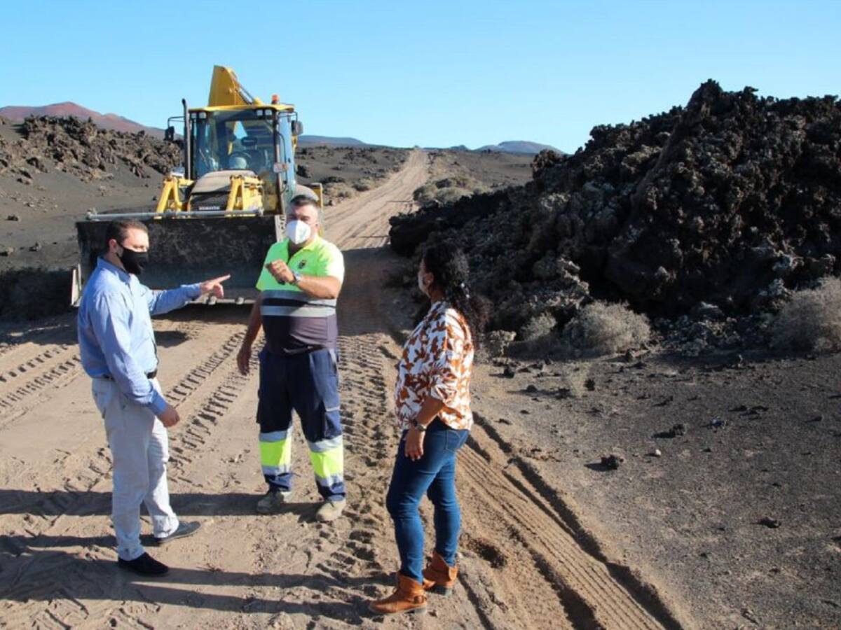 Yaiza acondiciona la senda de los camellos en el Parque Natural de Los Volcanes