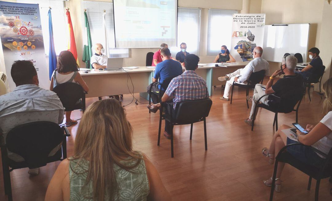 Asistentes a la reunión informativa que se ha celebrado en Adsur.