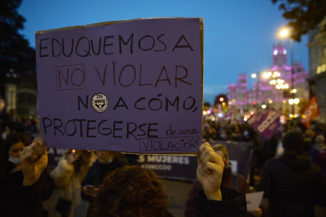 Una persona sostiene una pancarta en una manifestación convocada por Movimiento Feminista contra la violencia machista en Madrid