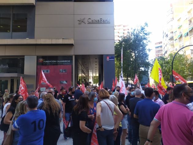 Concentración trabajadores de Caixabank contra el ERE