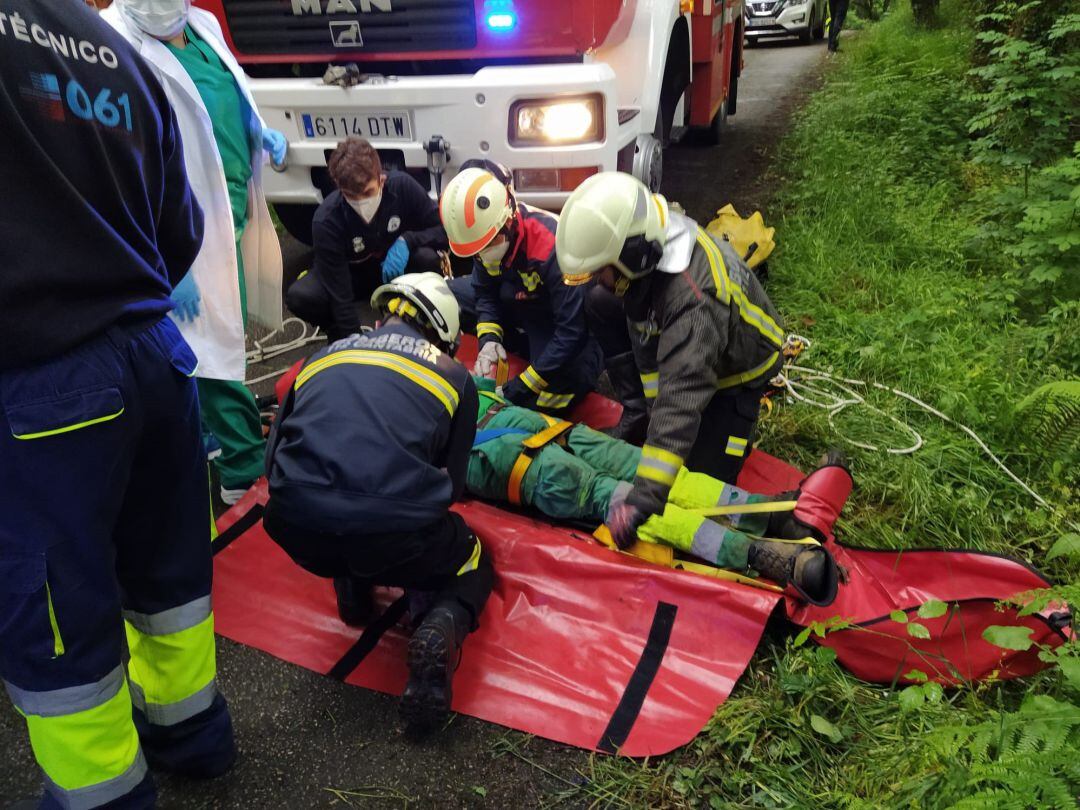 Rescate del operario caído en Ruesga