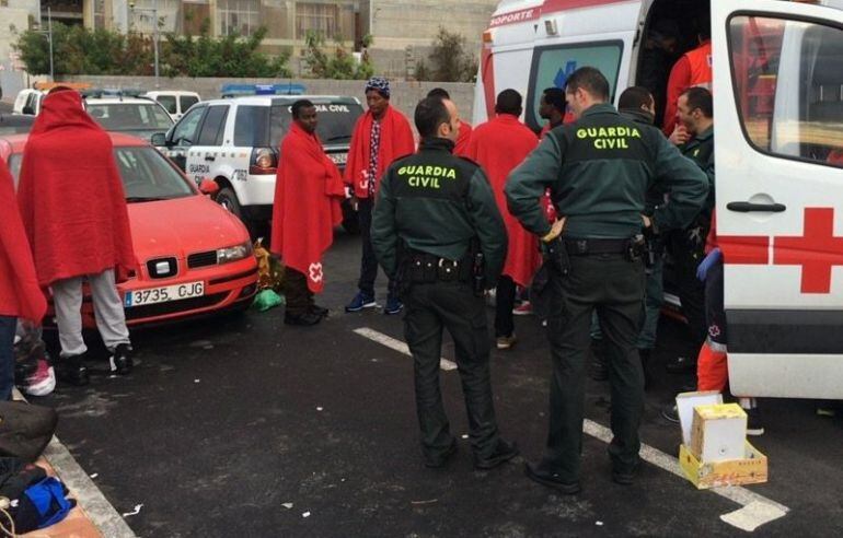 Un grupo de doce inmigrantes, todos ellos subsaharianos, han desembarcado en la costa de Ceuta, convirtiéndose en los primeros inmigrantes que llegan a la autonomía ceutí en el presente año.