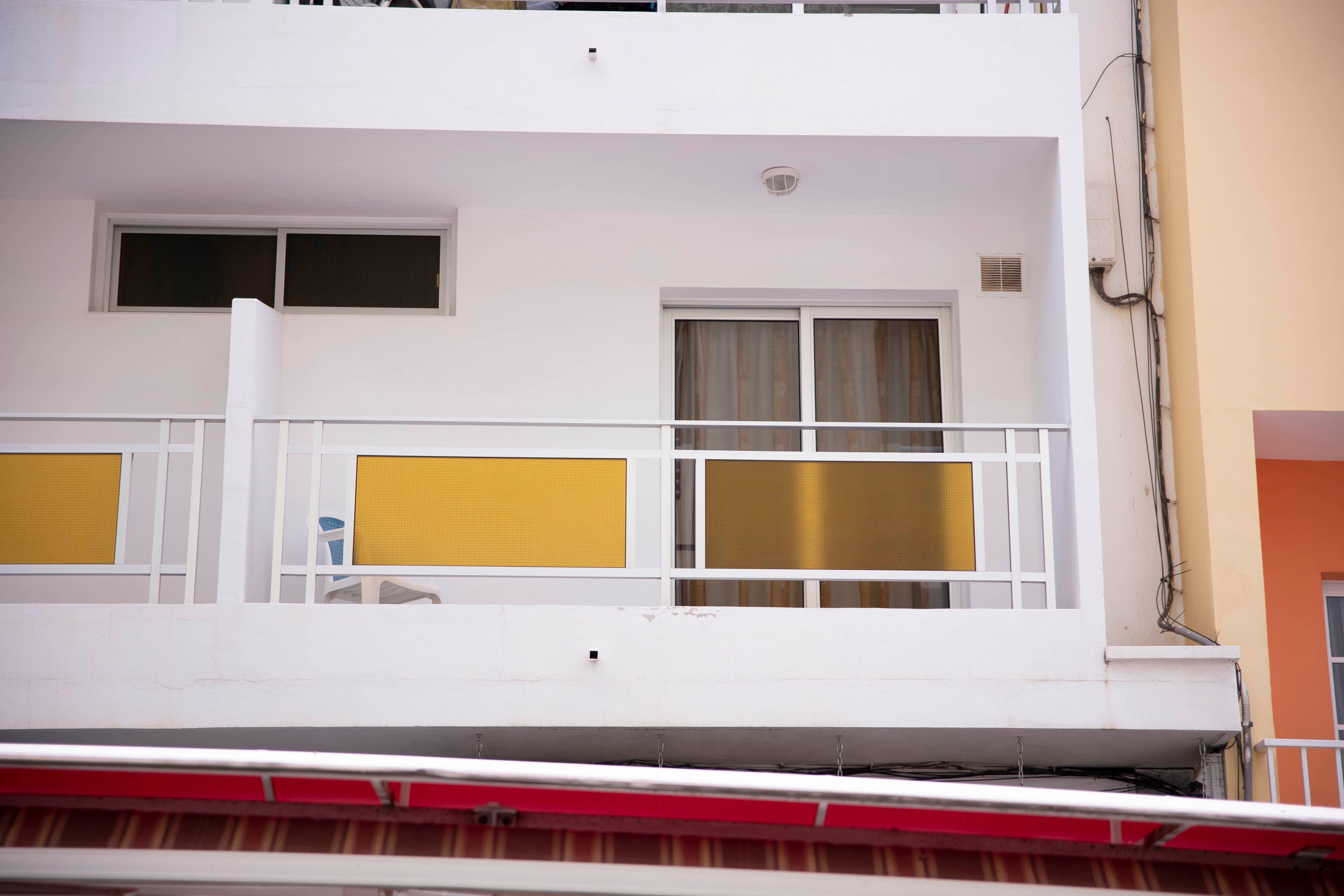 Imagen de la vivienda de Los Cristianos, en Tenerife, en la que apareció el cadáver de una mujer, presuntamente asesinada por su marido en el que sería el decimocuarto crimen machista ocurrido en España en lo que va de año. EFE/Miguel Barreto