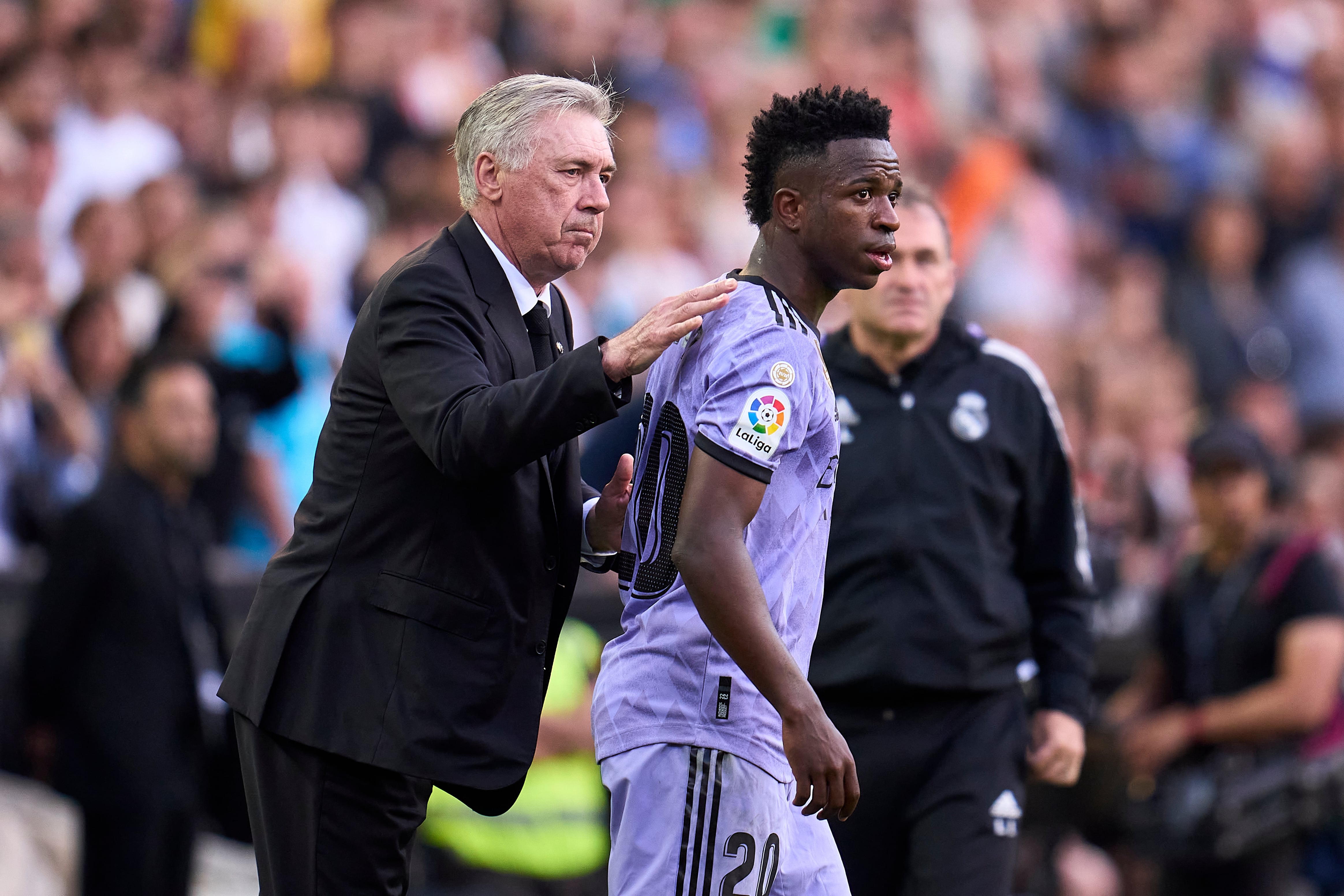 Carlo Ancelotti, junto a Vinicius Junior en el estadio de Mestalla