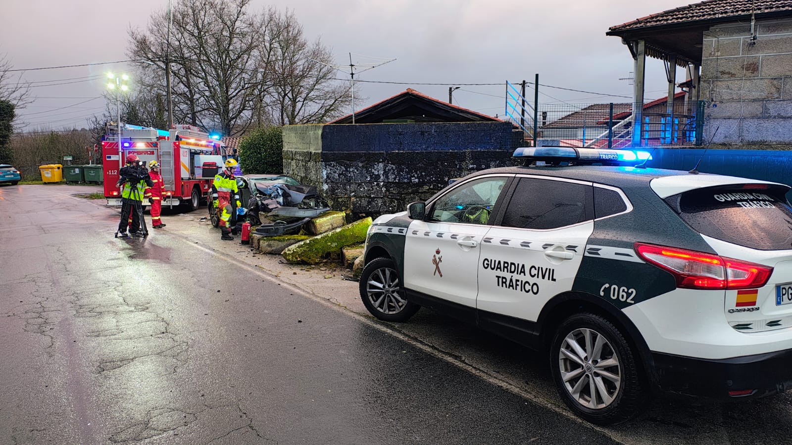 Imagen del coche accidentado y de los servicios de emergencias