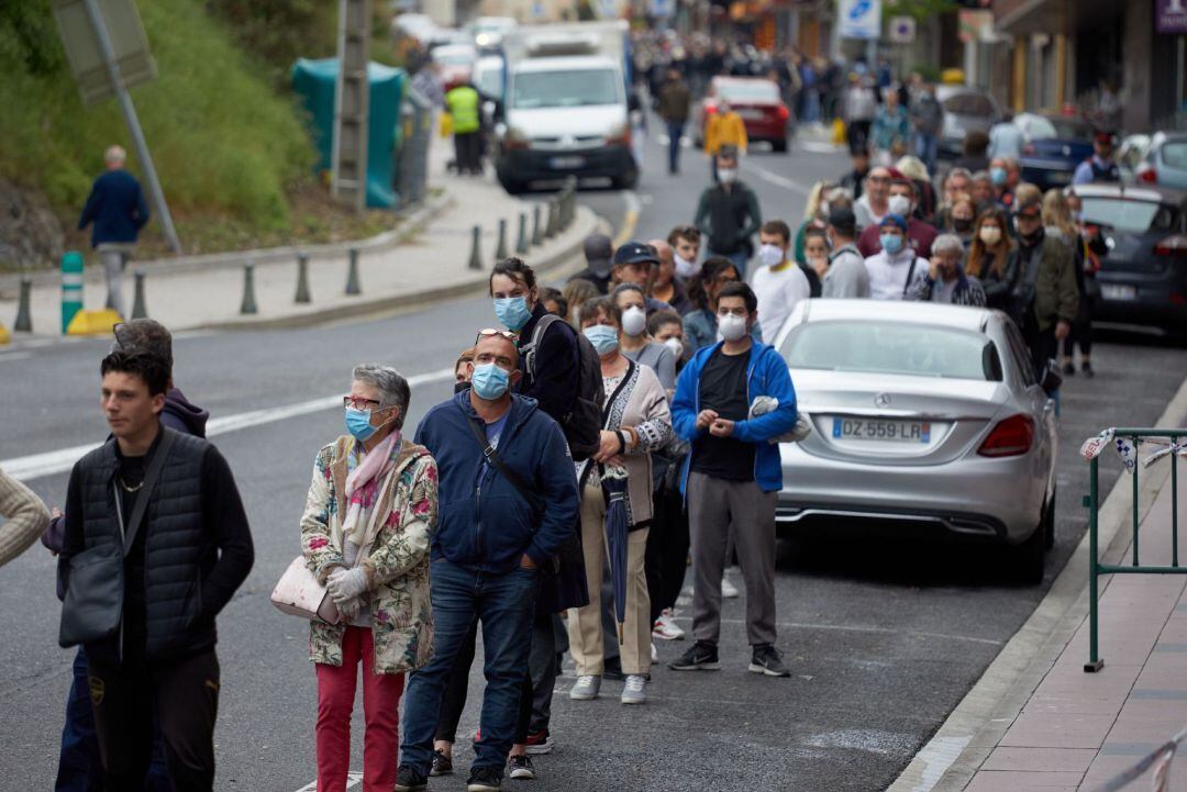 Colas de ciudadanos franceses, este martes en el núcleo fronterizo del Pertús, siempre en la acera que pertenece a España y donde pueden adquirir a precios más asequibles productos como tabaco o alcohol, son protagonistas del inicio de semana.