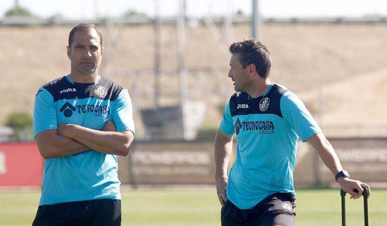 Juan Eduardo Esnáider (i) durante una de las sesiones de entrenamiento de esta semana
