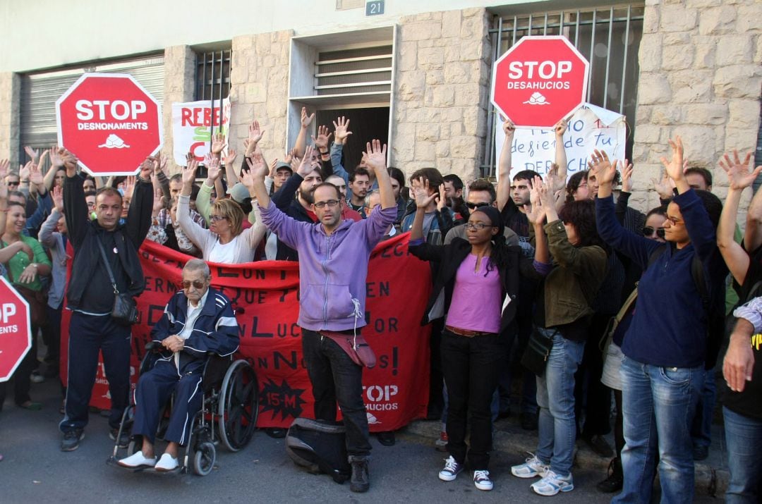 Activistas protestan contra un desahucio en Alicante.