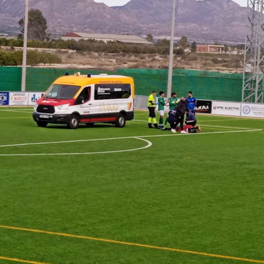 Adam Rezzag atendido sobre el terreno de juego