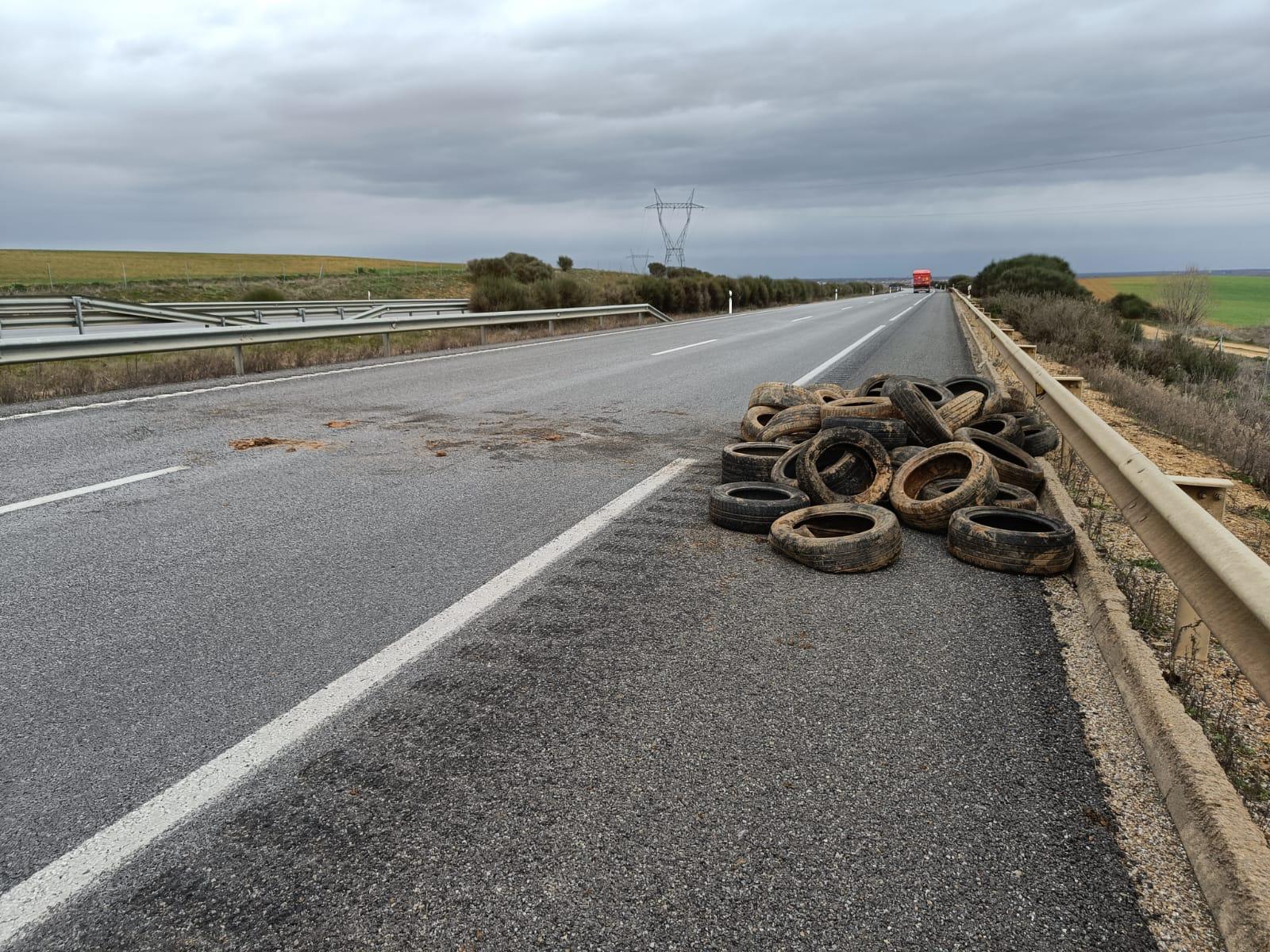 Neumáticos quemados durante una protesta agraria en León