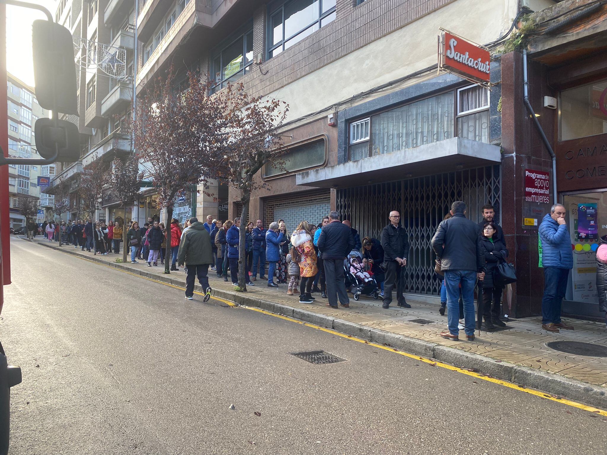 Cola para adquirir los bonos 39300 de Torrelavega.