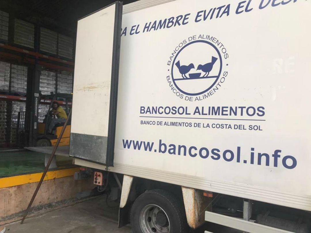 Uno de los camiones que transportan los alimentos hasta la sede del Banco de Alimentos