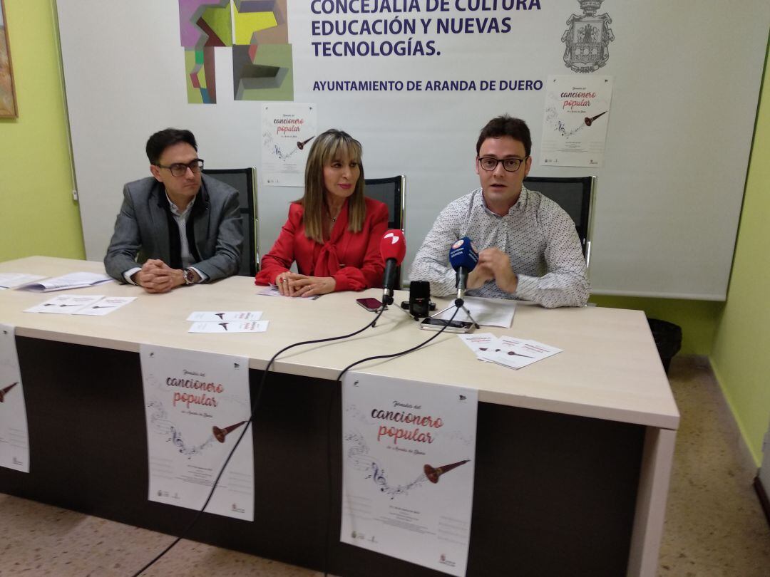 De izquierda a derecha, Luis González, gerente del Instituto Castellano y Leonés de la Lengua, Azucena Esteban, concejala de Cultura de Aranda y Javier Cebas, etnomusicólogo.