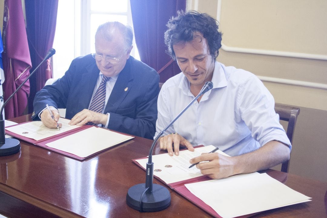 El exconcejal José Blas Fernández firma unos documentos junto al alcalde de Cádiz, José María González