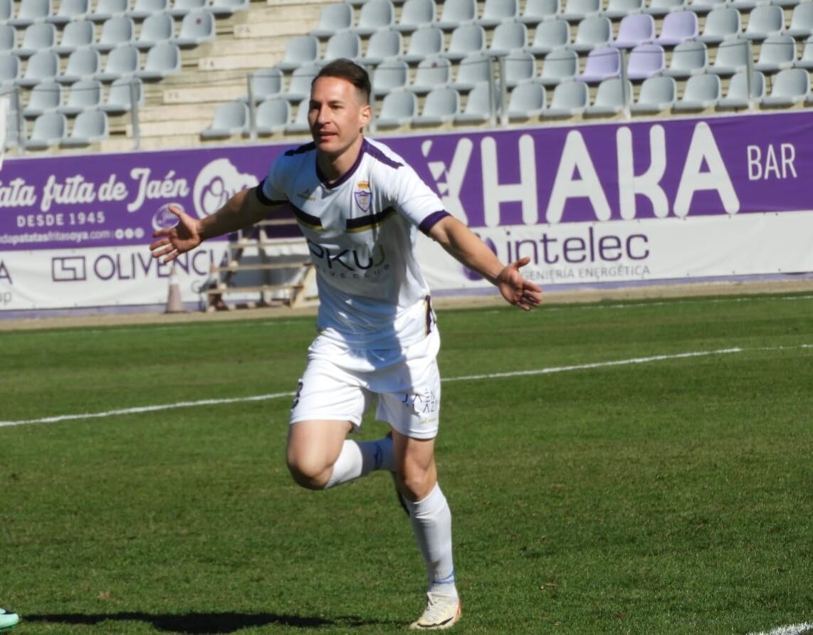 El jugador nacido en Huelma, Migue García, nada más saltar al terreno de juego hizo el 2-0. Este futbolísta fue fichado en el mercado de invierno y frente al Arenas era su debut. Mejor inicio imposible