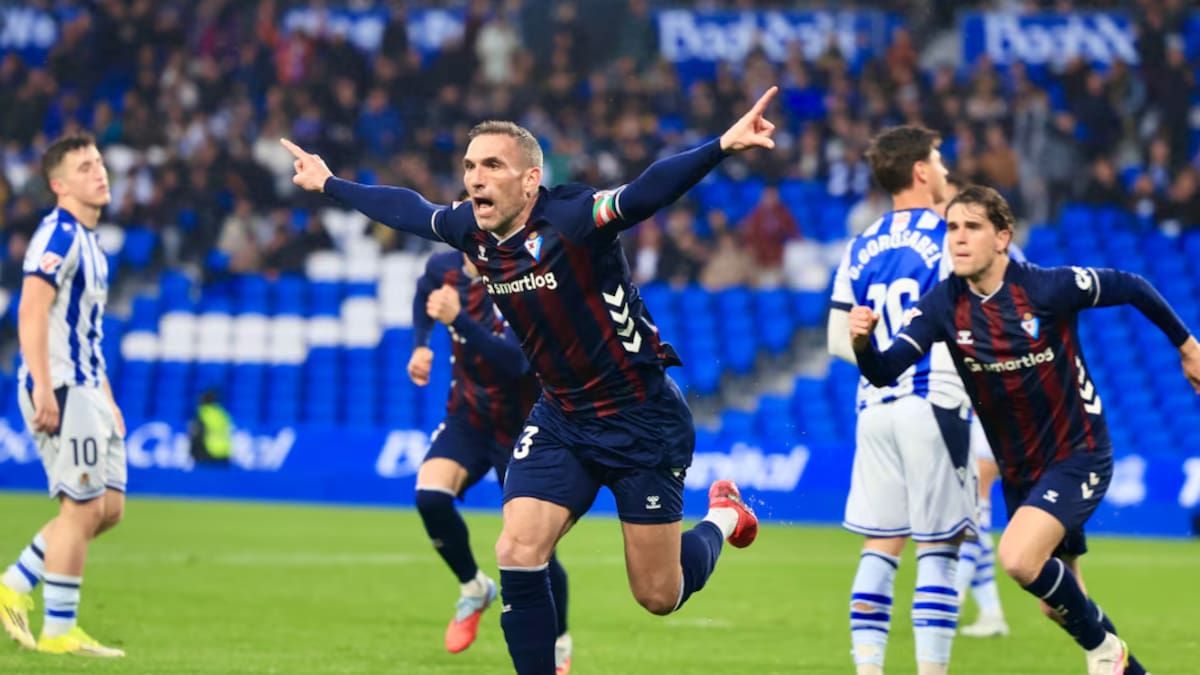 Un testarazo y un resbalón bajo la lluvia dan a la SD Eibar la victoria en el 'santo' derbi gipuzkoano