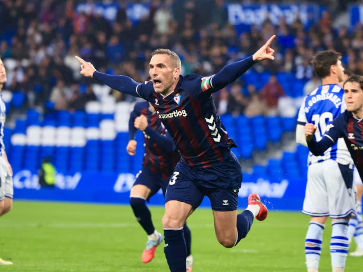 Un testarazo y un resbalón bajo la lluvia dan a la SD Eibar la victoria en el 'santo' derbi gipuzkoano