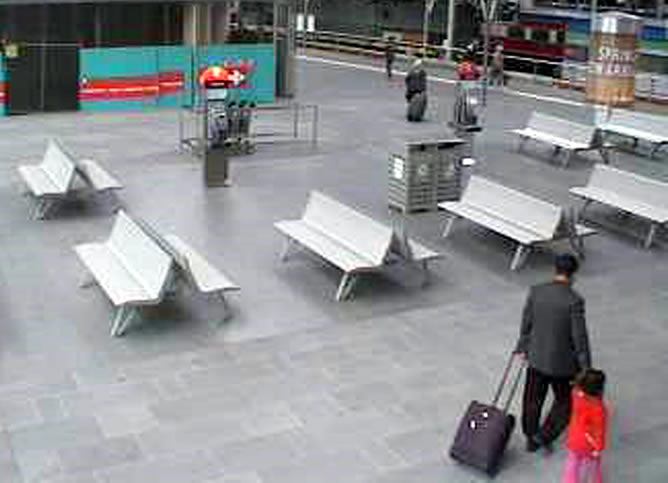 Las cámaras de la estación de Melbourne captaron el momento en que la niña esntraba acompañada por su padre para posteriormente ser abandonada