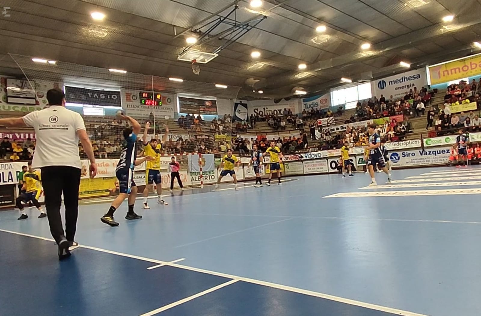El entrenador del Tubos Aranda, Mariano Ortega, da instrucciones a sus jugadores durante un ataque de Málaga