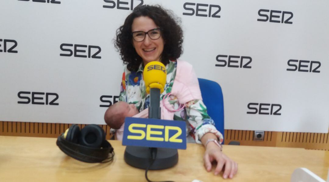 Rocío Arregui, acompañada de su hijo Miguel, en los estudios de Radio Murcia.