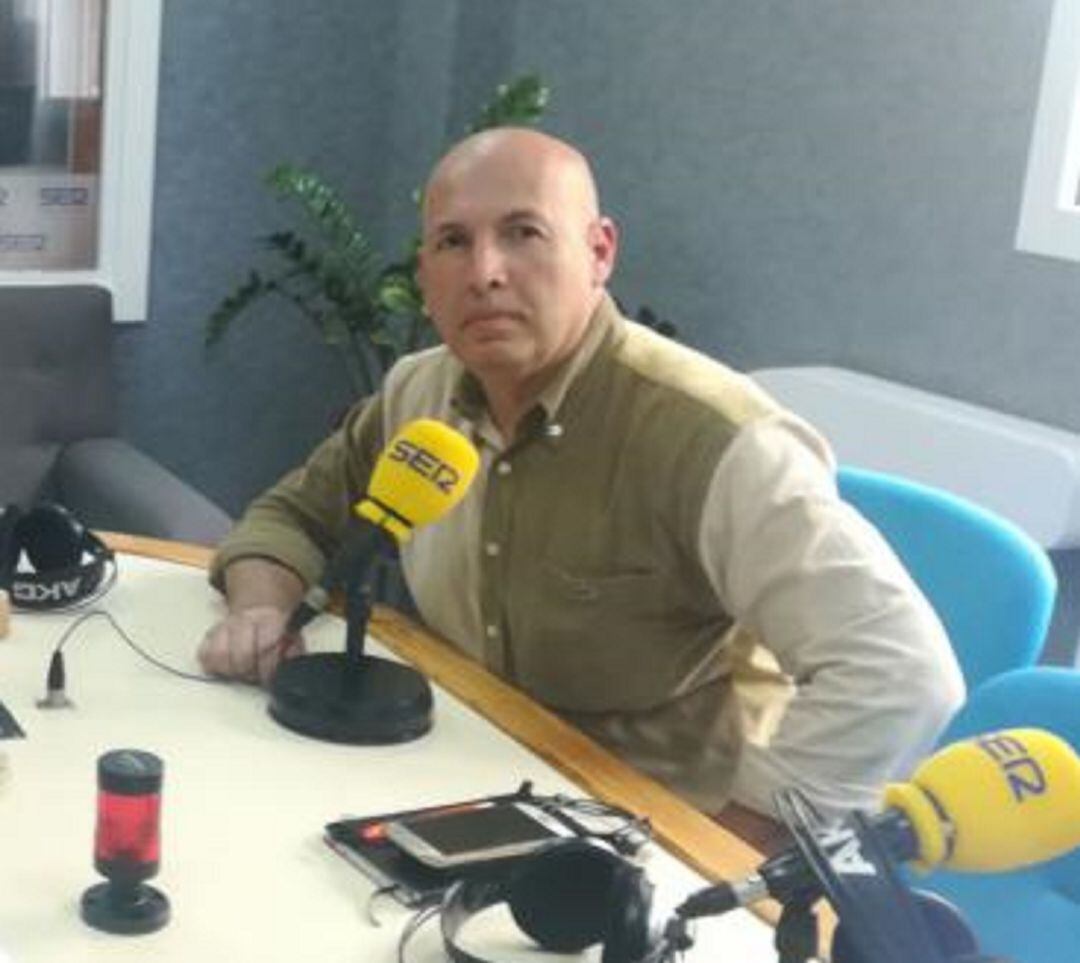 Carlos Alférez en los estudios de SER Lanzarote.