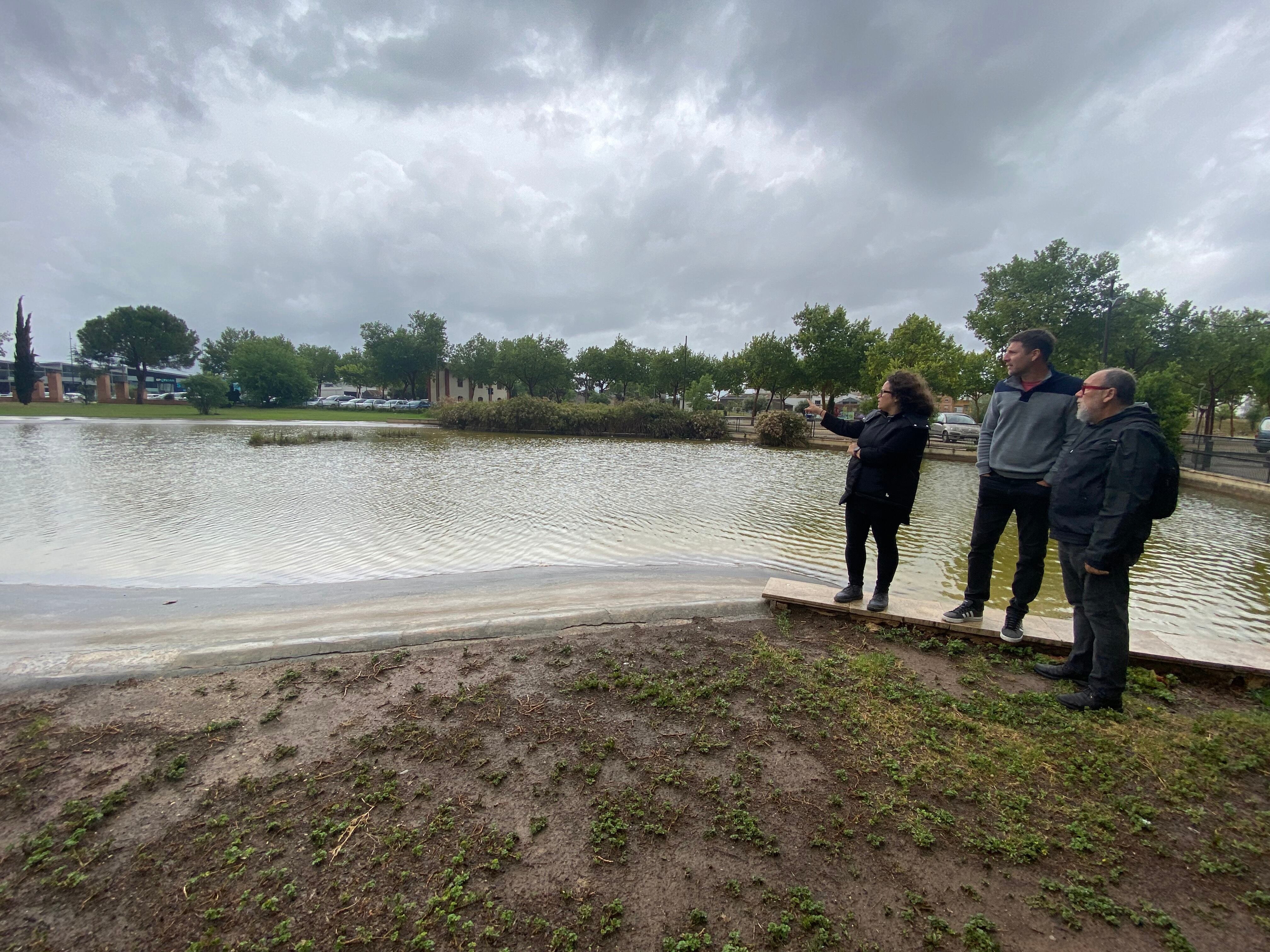 Alícia Izquierdo, junto a Dani Muñoz y Luis Escobar en el parque Ausiàs March.