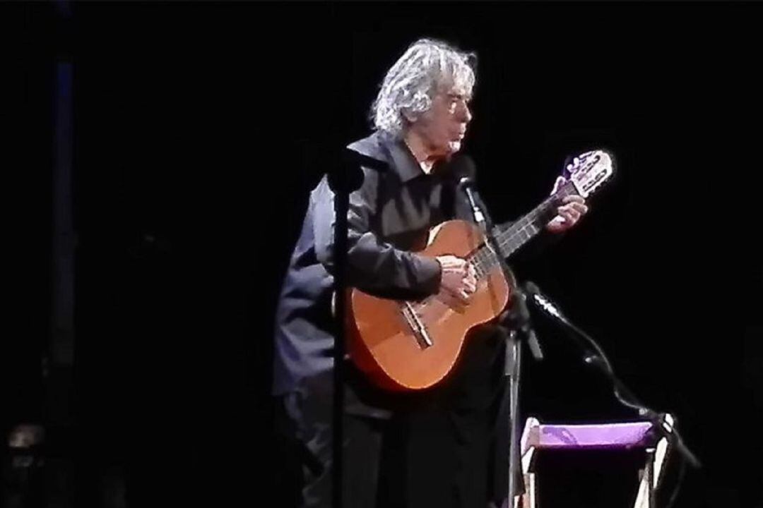 Paco Ibañez durante una actuación en Zamora