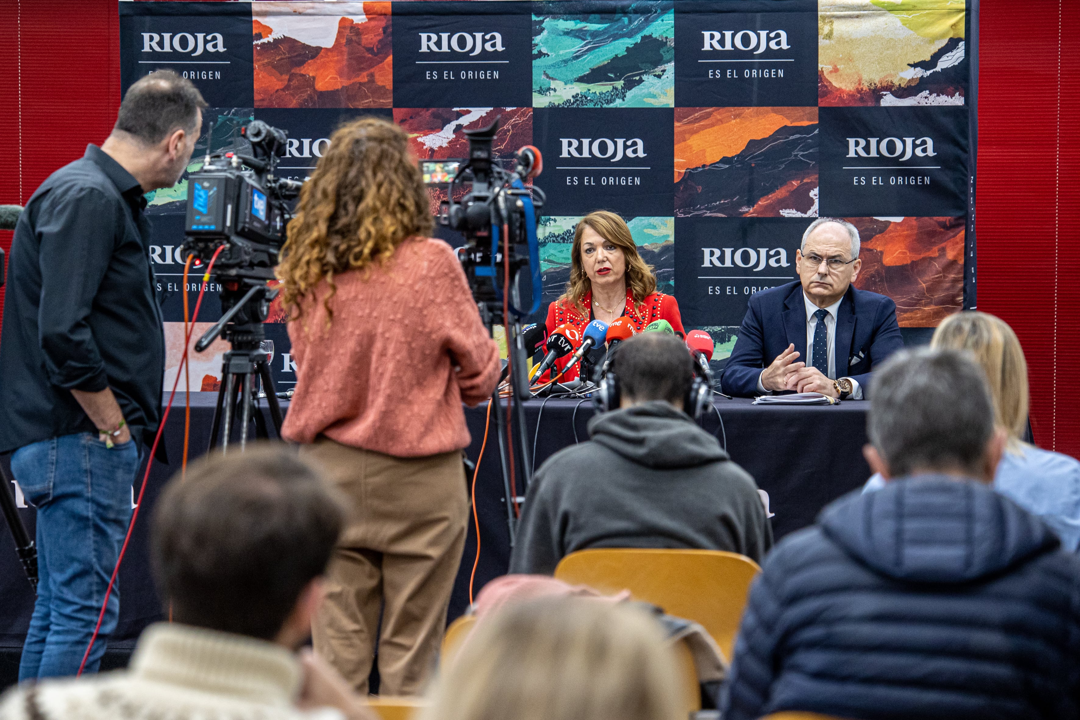 LOGROÑO, 08/11/2024.- El director general del Consejo Regulador, José Luis Lapuente, y la letrada de este organismo, María Ángeles Nalda, en una rueda informativa, valoran el fallo a favor del Tribunal Superior de Justicia del País Vasco a su recurso contra la protección e inscripción de la Denominación de Origen Protegida &#039;Viñedos de Álava&#039; este viernes en Logroño .-EFE/ Raquel Manzanares
