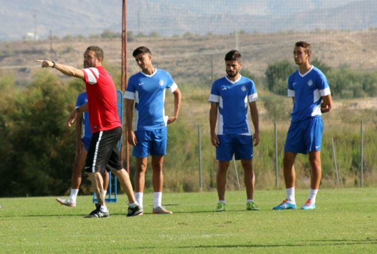 El entrenador del Hércules, Luis García Tevenet, dando instrucciones en un entrenamiento