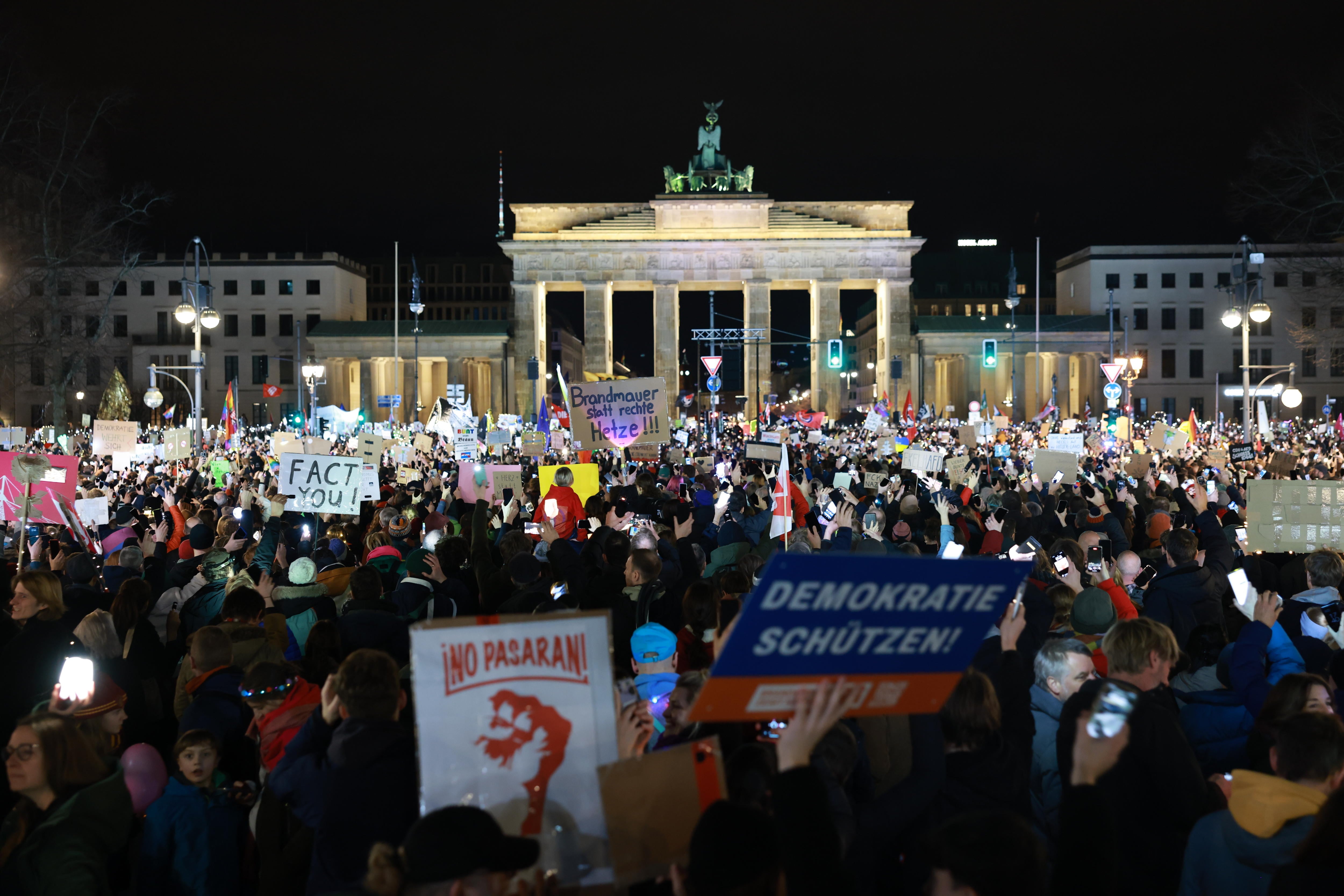 Miles de personas protestan frente a la puerta de Brandeburgo, en Berlín, contra el inicio de la campaña electoral de la ultraderecha de Alternativa para Alemania. EFE/EPA/CLEMENS BILAN