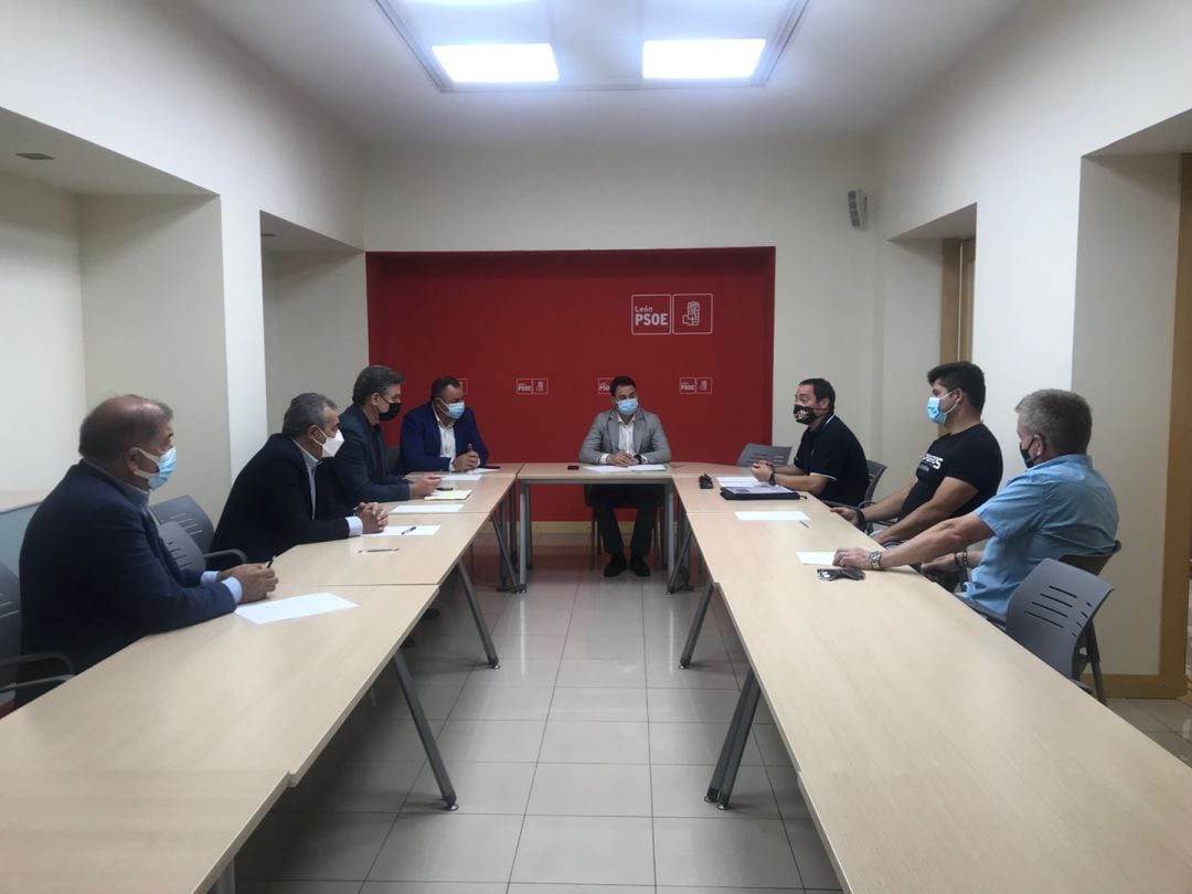 Reunión del PSOE de León con representantes sindicales de los bomberos