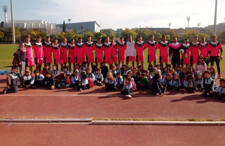 La plantilla del Hércules CF posa con los niños 